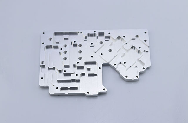 淺談一下CNC加工如何實(shí)現(xiàn)嚴(yán)格CNC加工通訊零件的公差問題？